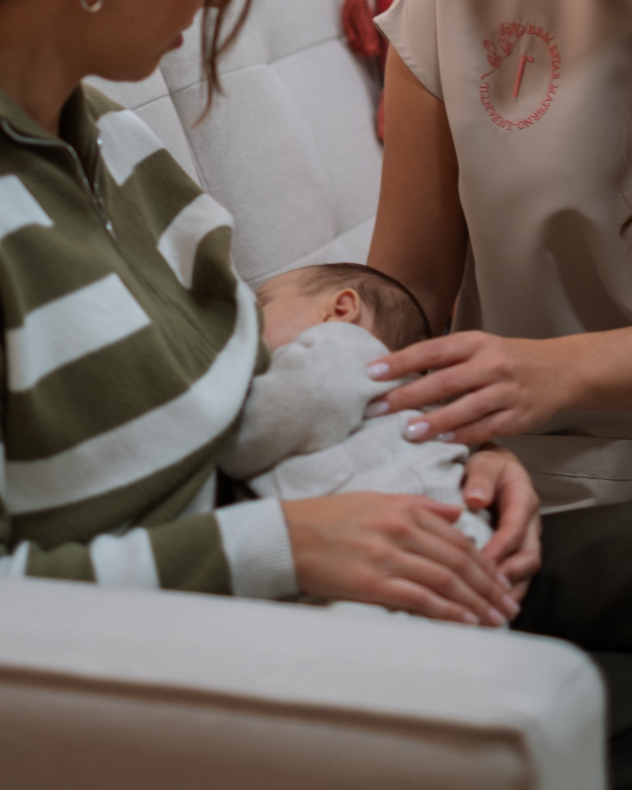 Primeiros Dias de Amamentação: Ligação Entre Mãe e Bebé Mãe a amamentar o seu bebé recém-nascido nos primeiros dias, ilustrando a ligação única entre mãe e filho durante a amamentação.