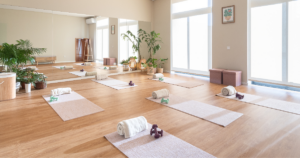 Grávida a realizar exercícios de Pilates Clínico com acompanhamento profissional