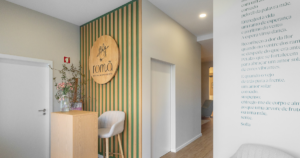 Receção acolhedora da clínica Romã, com decoração elegante e ambiente sereno