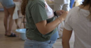 Grávida em interação durante um curso de preparação para o parto, com enfoque na convivência em grupo