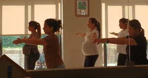 Grávidas a praticar Pilates Clínico em grupo, num estúdio calmo e com luz natural.
