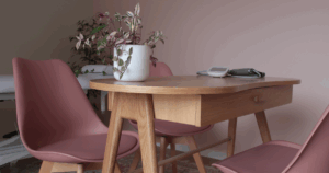 Mesa de consulta com aparelho de tensão arterial e cadeiras em ambiente de fisioterapia pélvica