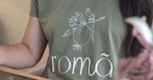 Fisioterapeuta da clínica Romã com t-shirt identificativa durante consulta