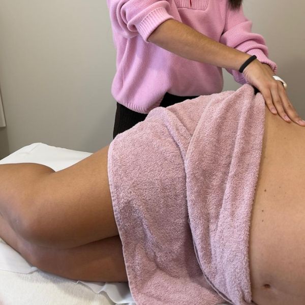 Sessão de drenagem linfática realizada por profissional especializada em Espinho