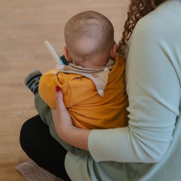 Consulta de pediatria com bebé ao colo da cuidadora em ambiente tranquilo em Vila Nova de Gaia