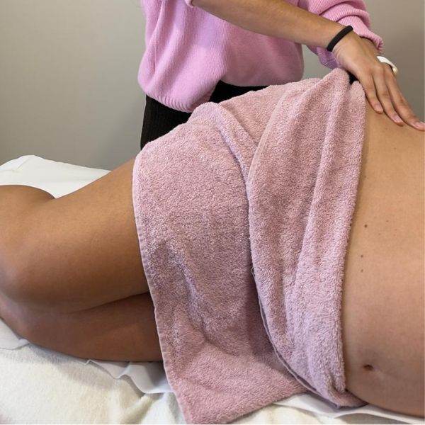 Sessão de drenagem linfática com técnica manual realizada por profissional especializada em Santa Maria da Feira