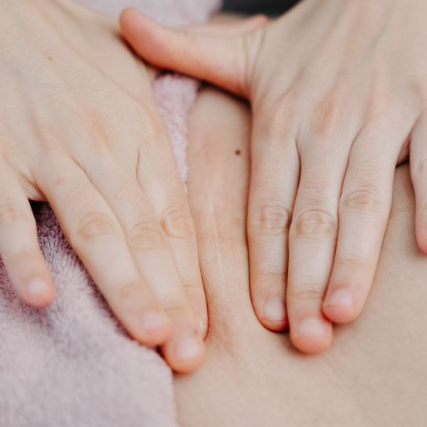 Técnica manual de fisioterapia pélvica realizada por profissional especializada em Santa Maria da Feira