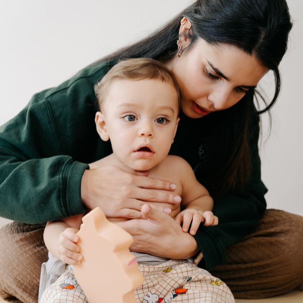 Sessão de fisioterapia respiratória pediátrica com bebé realizada por profissional especializada em Espinho