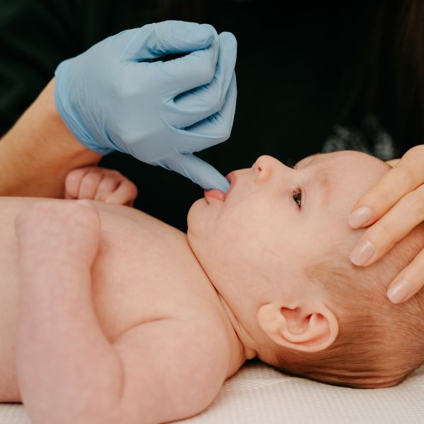 Sessão de osteopatia pediátrica com bebé realizada por profissional especializada em Vila Nova de Gaia