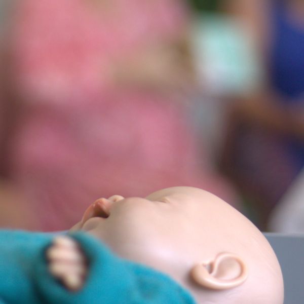 Boneco de treino para demonstração de cuidados ao bebé durante uma sessão de curso de preparação para o parto